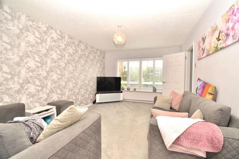 3 bedroom terraced house to rent, Roborough Walk, Hornchurch