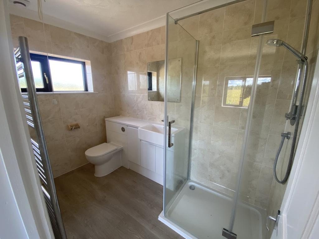 En Suite to Bedroom 1