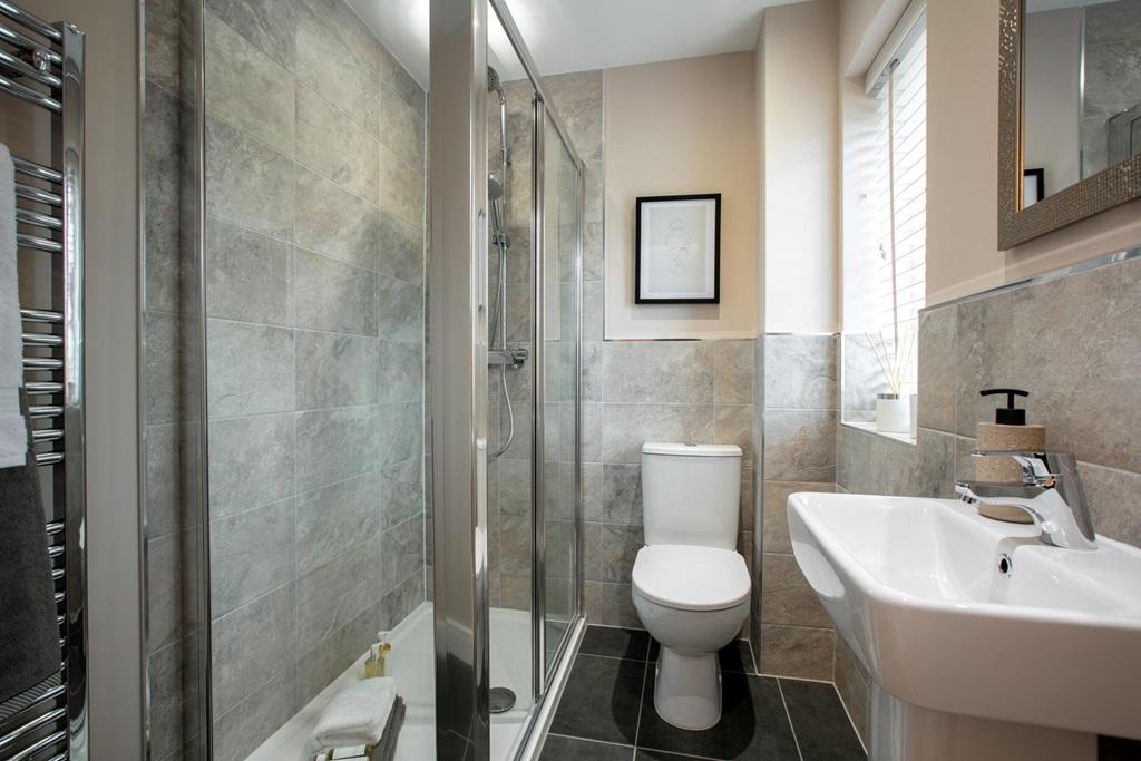 Separate en-suite for main bedroom