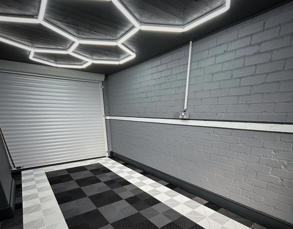 GARAGE 1.jpg