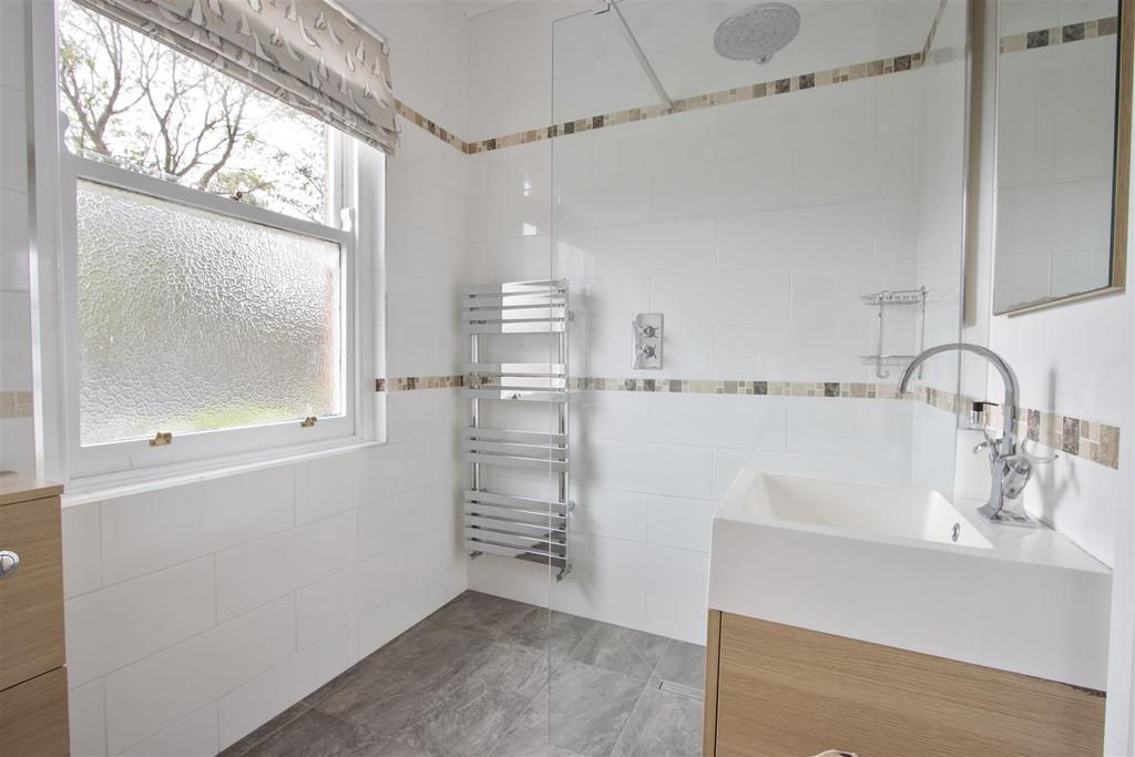 Family Bathroom 1