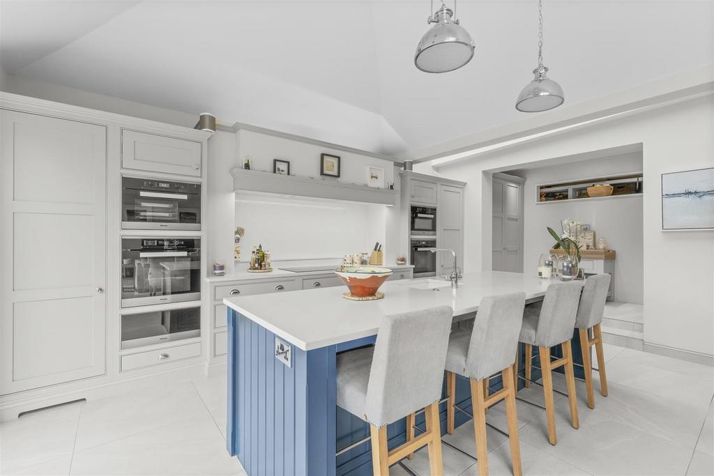 87 Hamilton Road, HP13 5 BQ-14.jpg