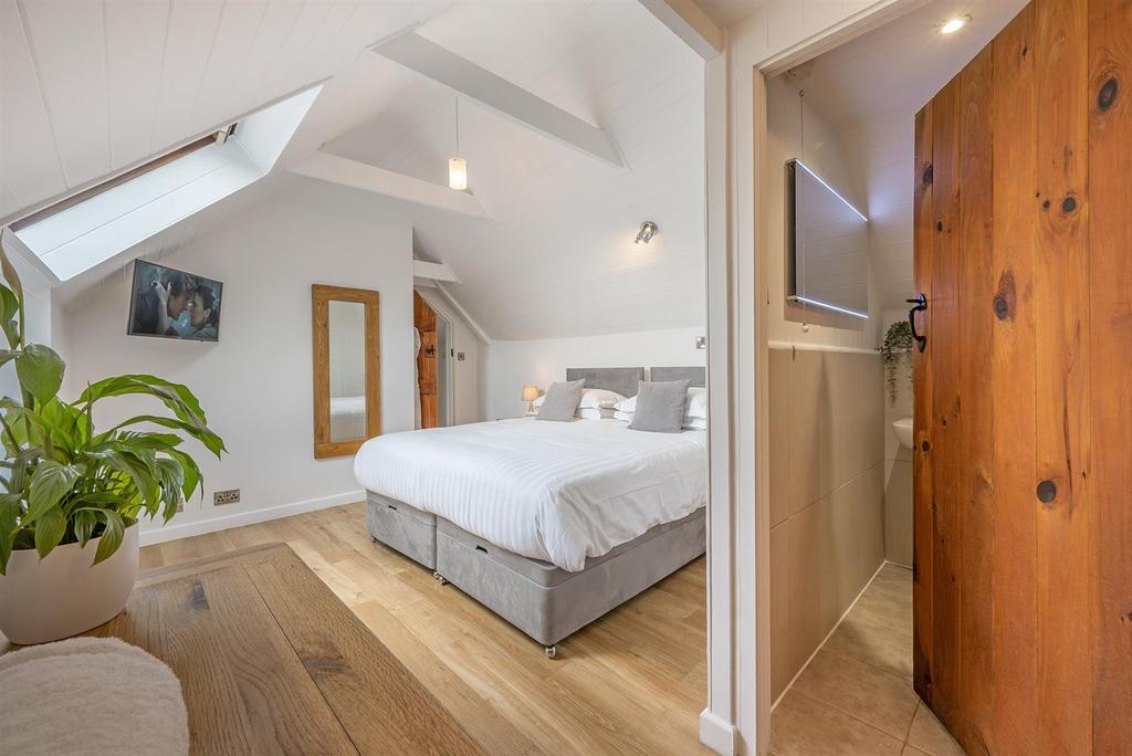 Walnut-Bed1n Ensuite.jpg