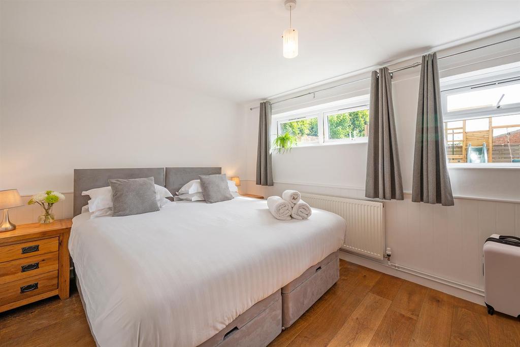 Walnut-Bed5.jpg