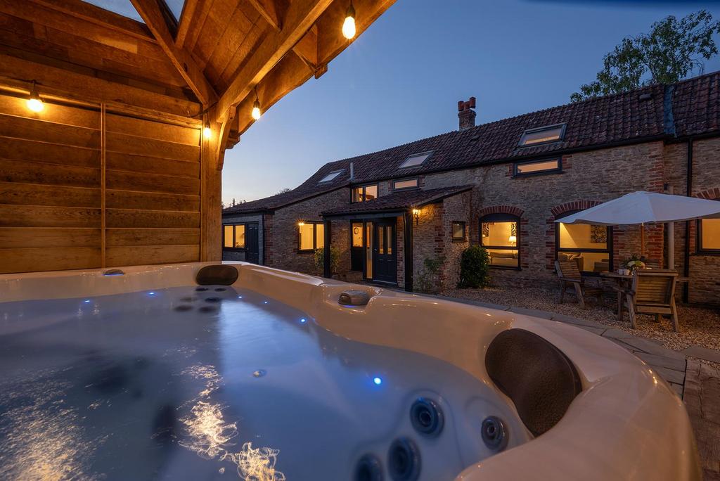 Walnut-hottubnfrontnight.jpg