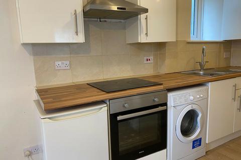 MODERN 1 BEDROOM FLAT town centre