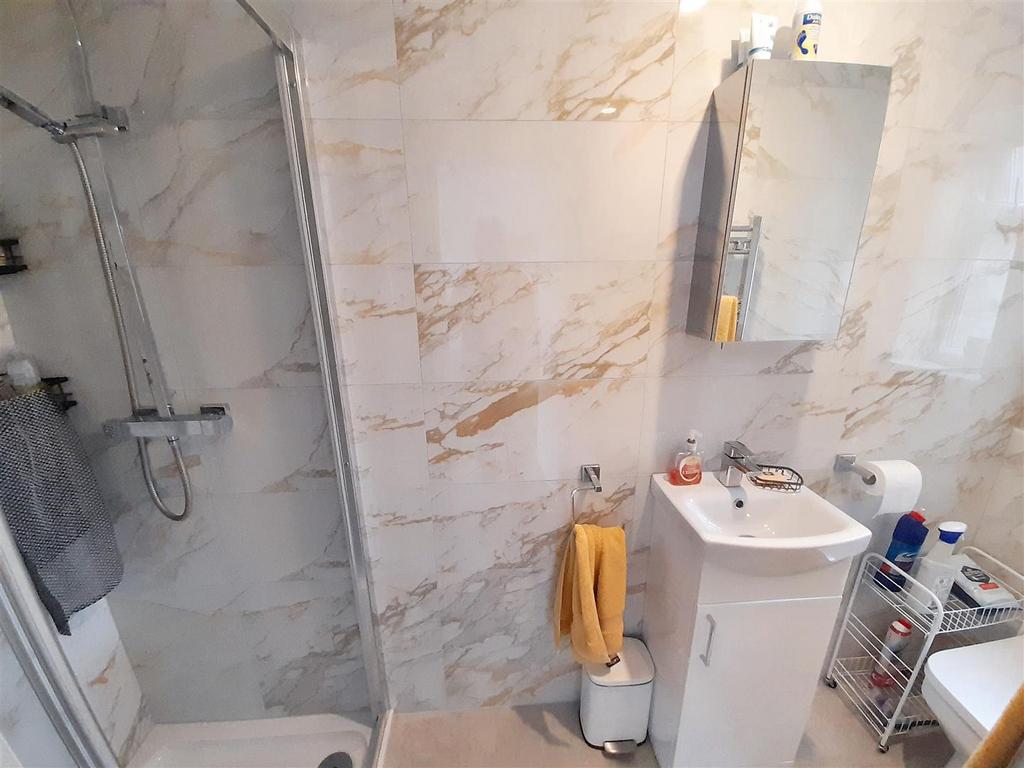 Ensuite 2 new.jpg