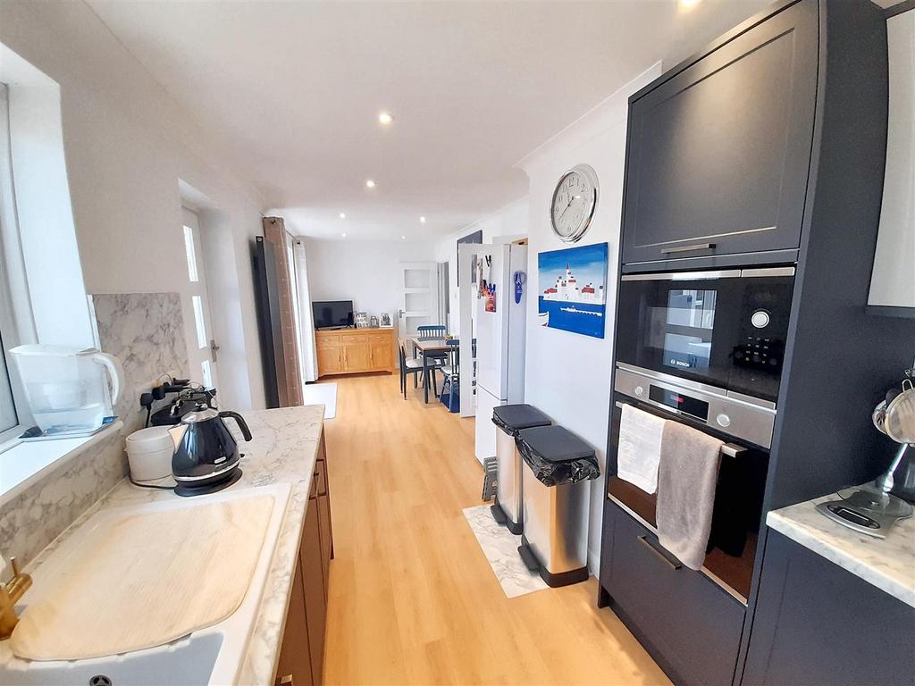 Kitchen 1 new.jpg