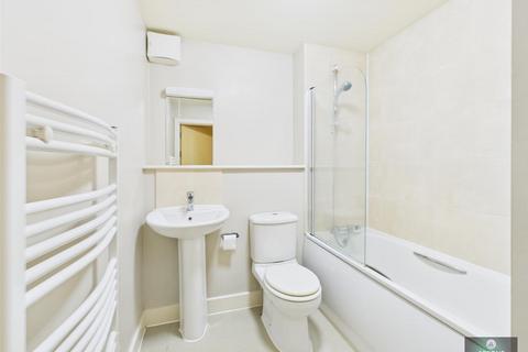 2 bedroom flat for sale, Oakwood Court, Crawley RH11
