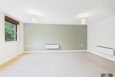 2 bedroom flat for sale, Oakwood Court, Crawley RH11
