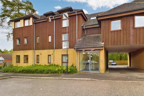 2 bedroom flat for sale, Oakwood Court, Crawley RH11