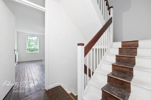 14 Evans Close, London, E8 3TD