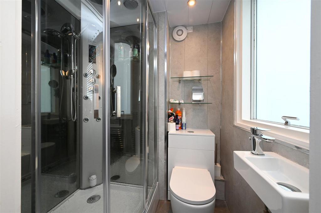Ensuite.JPG