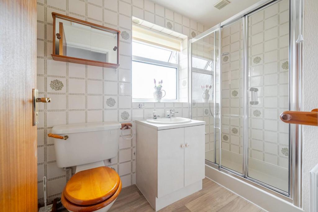 Bathroom 2.jpg