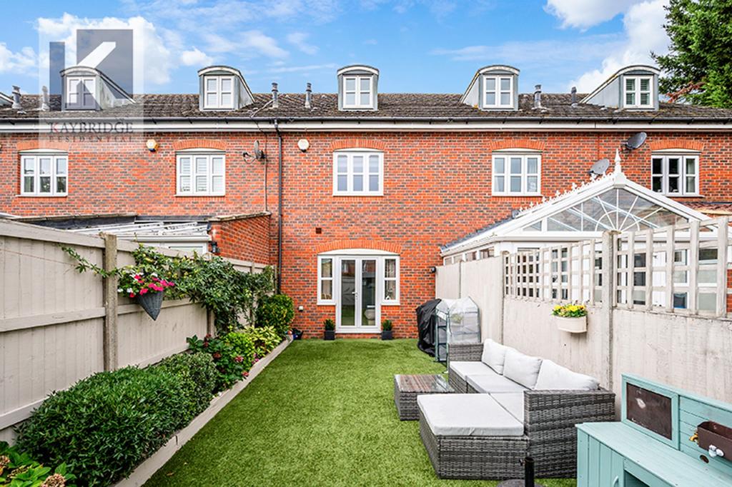 Silvergate Ruxley Lane, Epsom - KT19 9 GZ