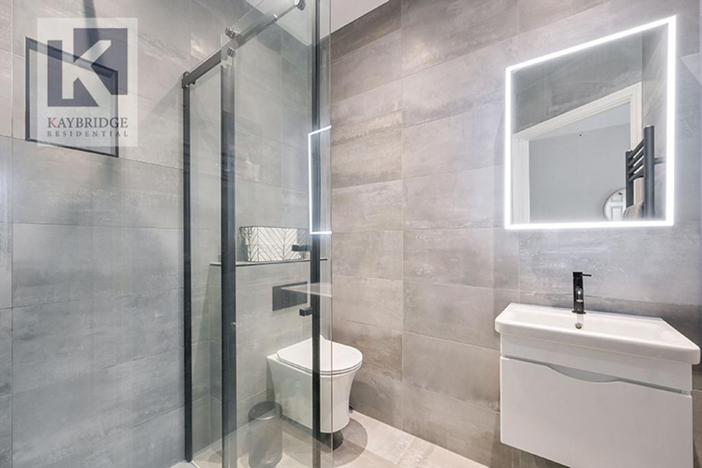 Silvergate Ruxley Lane, Epsom - KT19 9 GZ