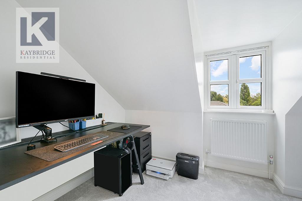 Silvergate Ruxley Lane, Epsom - KT19 9 GZ