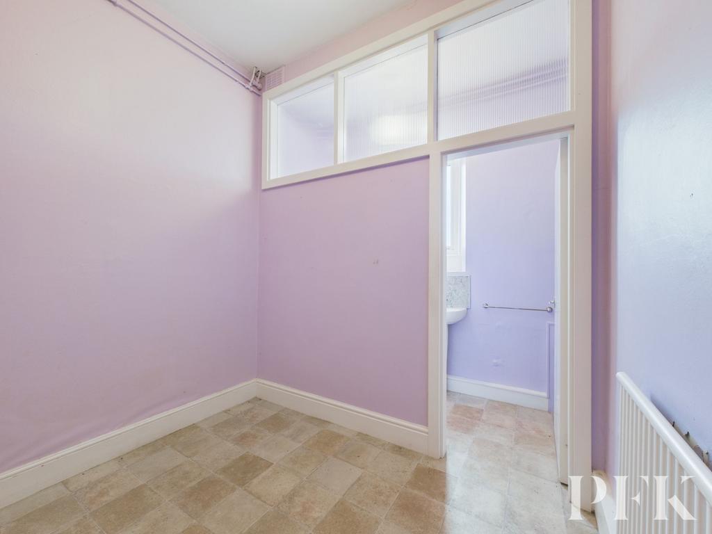 Cloakroom to WC 1