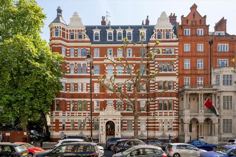 Queen's Gate, London, SW7