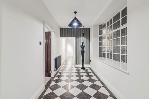 4 bedroom flat to rent, Warwick Gardens, W14
