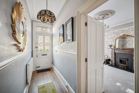 4 bedroom end of terrace house for sale, Knowl Road, Mirfield, WF14