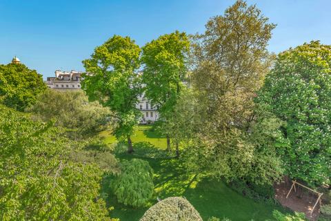 3 bedroom flat for sale, 25 Ladbroke Gardens, London W11