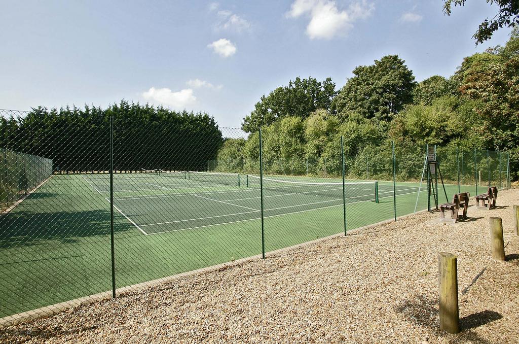 Commual Tennis Courts