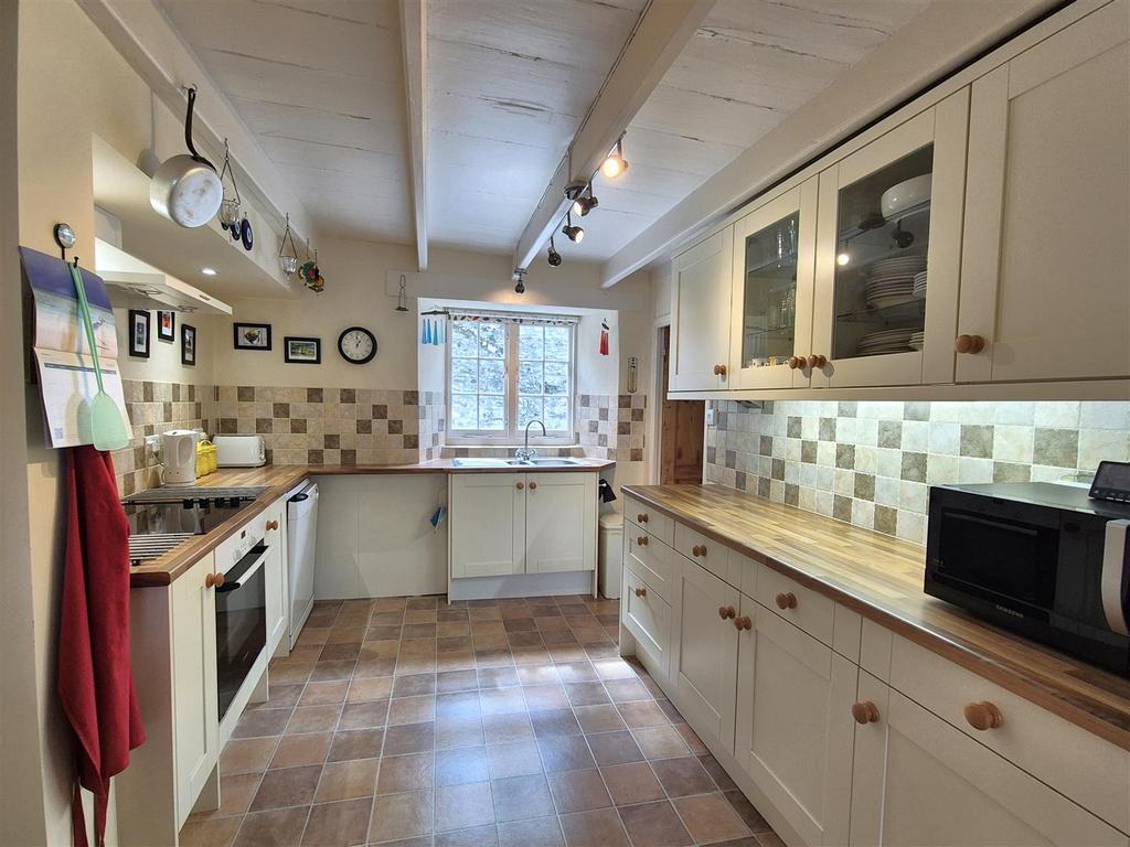 Kitchen 2.jpg