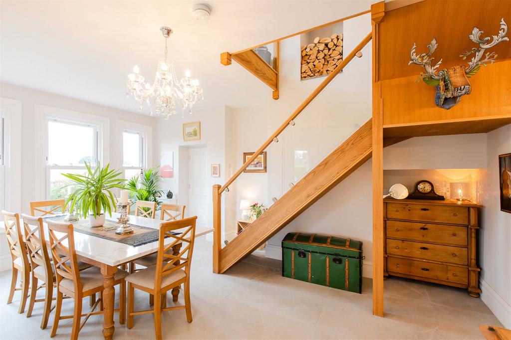 Hallway/Dining