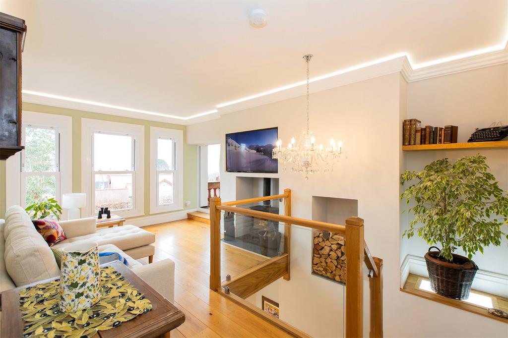 Landing/Tv Area