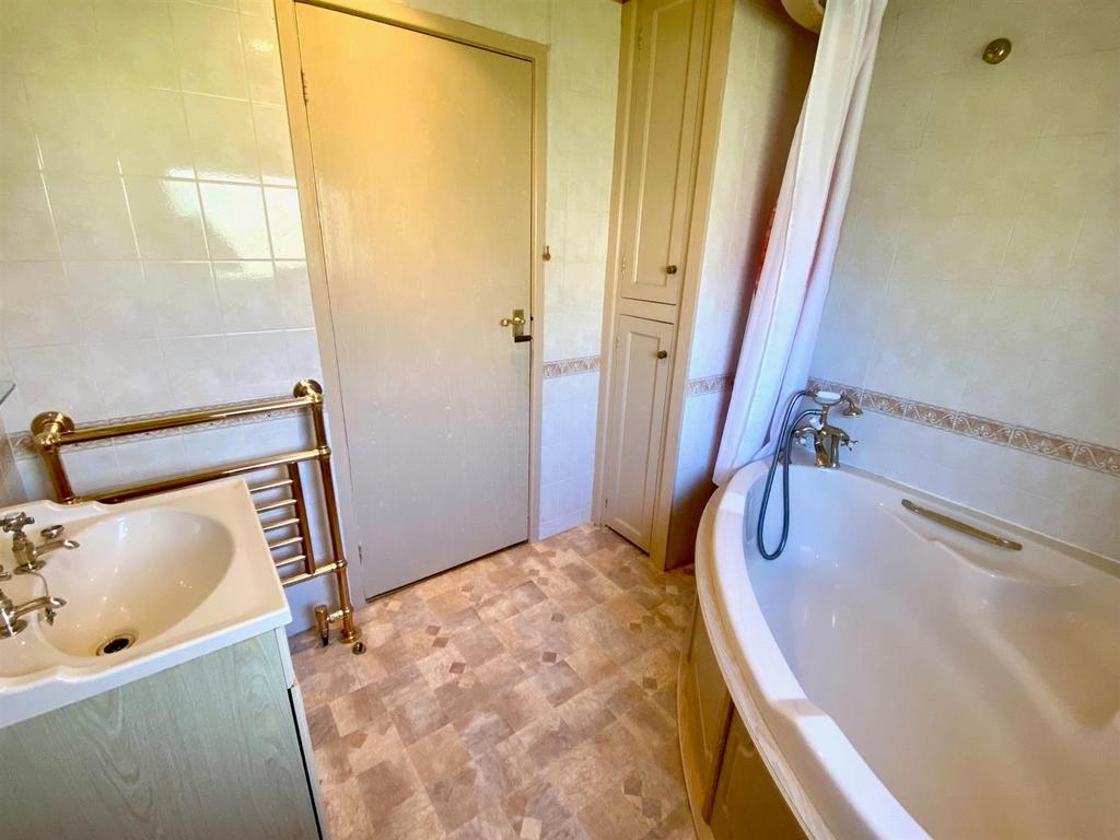 Bathroom first floor 1.jpg