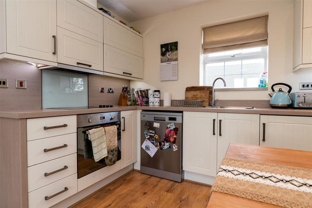 OPEN PLAN LIVING ROOM & KITCHEN
