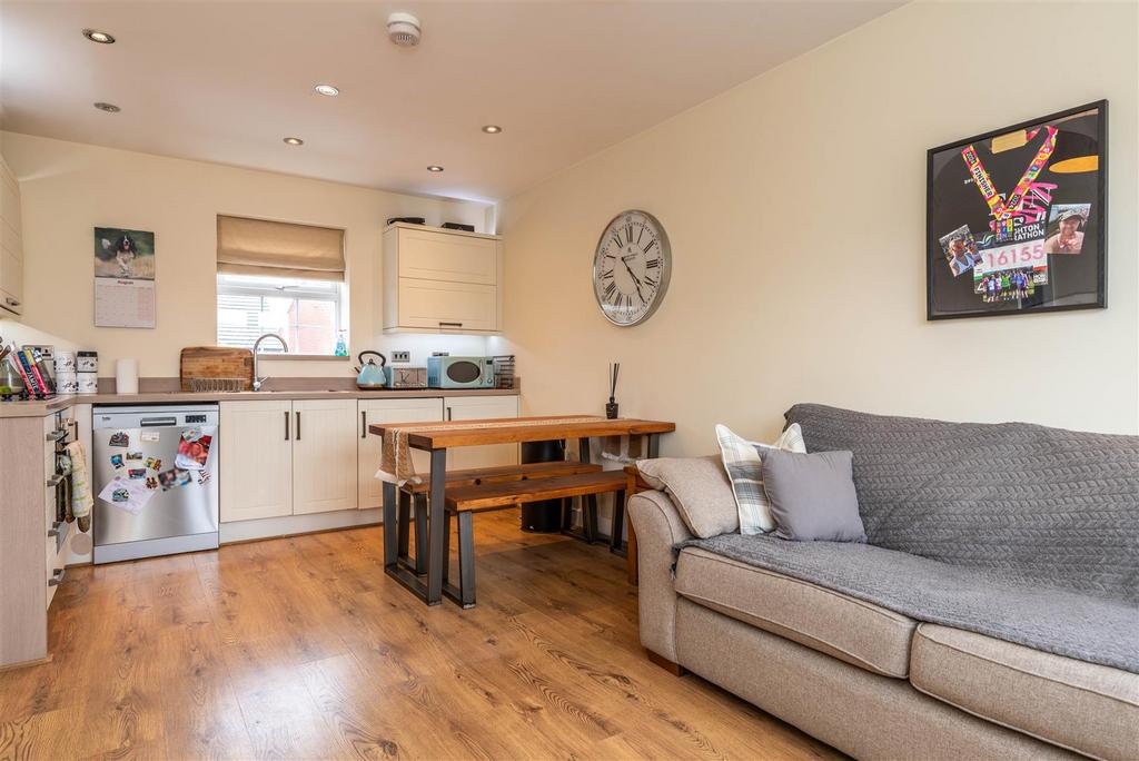 OPEN PLAN LIVING ROOM & KITCHEN