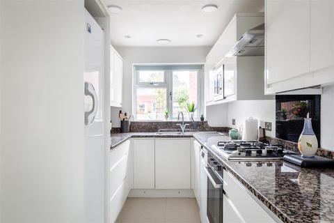 2 bedroom detached house for sale, Barnmead, Haywards Heath
