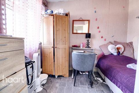 3 bedroom semi-detached house for sale, Cades Close, Luton