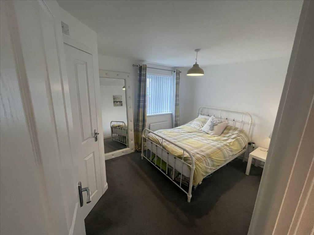 Front bedroom 1 :