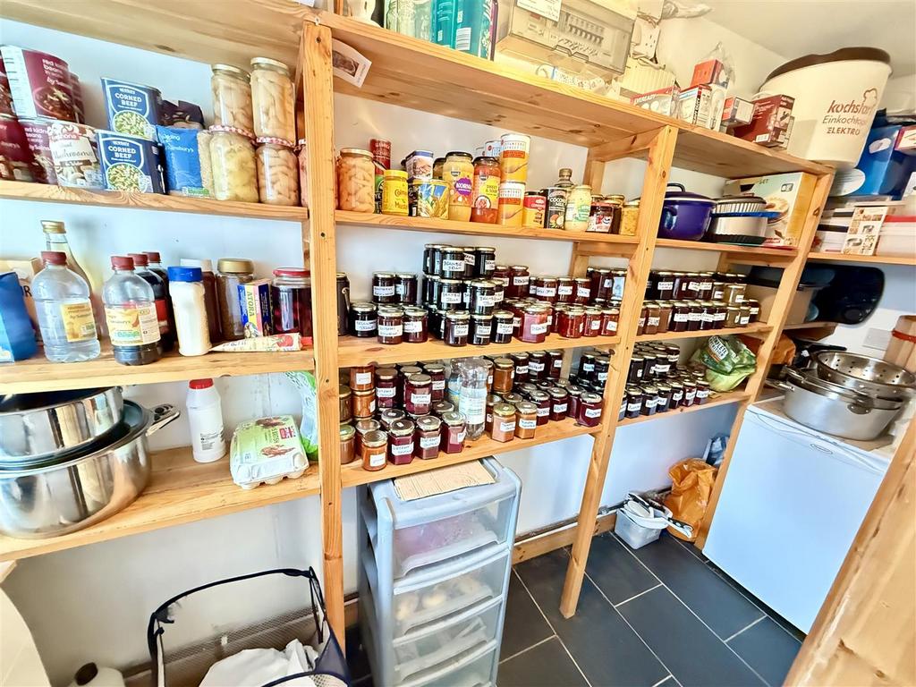 Pantry/utility room