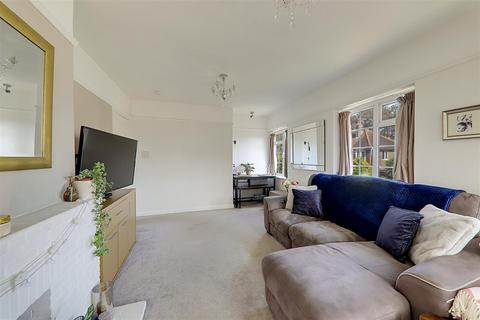 3 bedroom flat for sale, The Acre Close, Worthing BN11