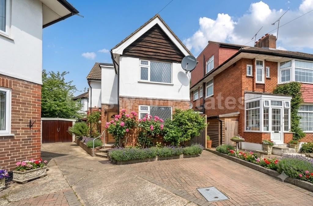 Detached house exterior, driveway