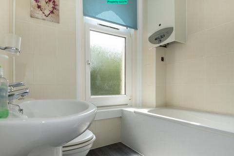 Studio to rent, Flat D, 43 Waverley Road, Southsea, PO5