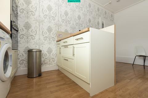 Studio to rent, Flat D, 43 Waverley Road, Southsea, PO5