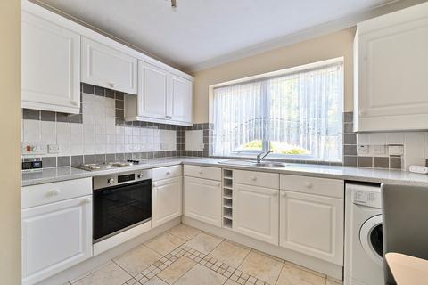 2 bedroom ground floor flat for sale, Kings Court, The Avenue, Tadworth, Surrey. KT20