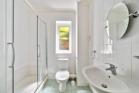 2 bedroom ground floor flat for sale, Kings Court, The Avenue, Tadworth, Surrey. KT20