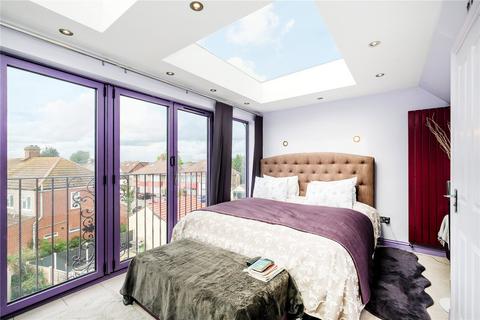 4 bedroom semi-detached house for sale, Whalebone Lane North, Chadwell Heath RM6