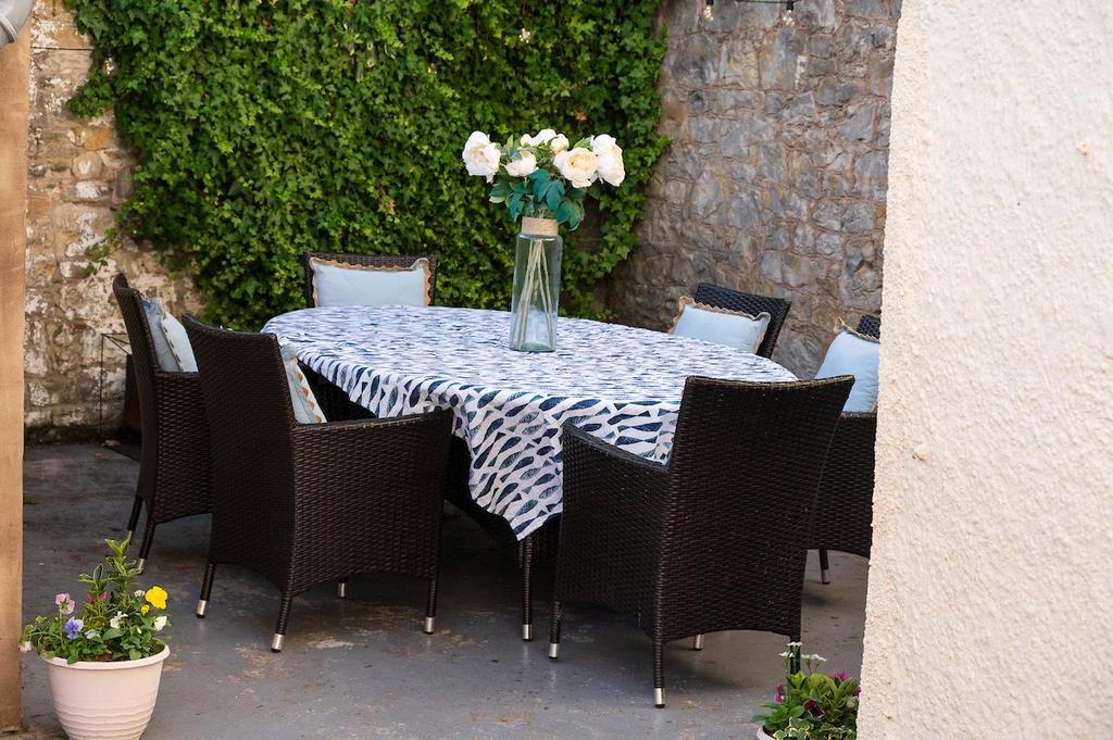 Alfresco Dining