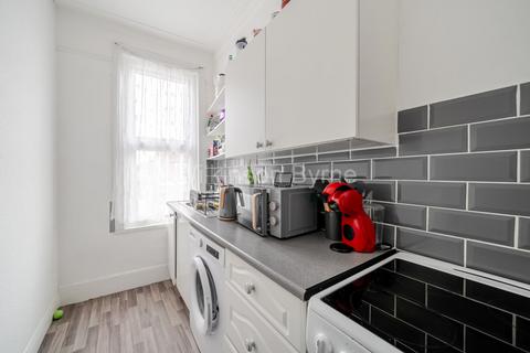 2 bedroom apartment for sale, Warwick Road, Bounds Green N11