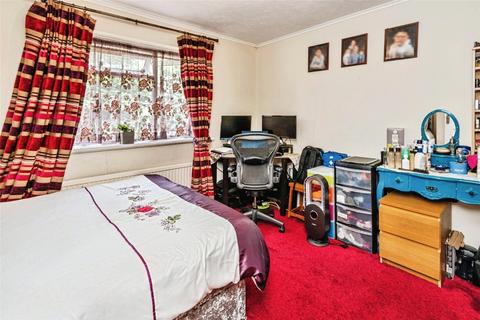 undefined, Oakfield, Woking GU21