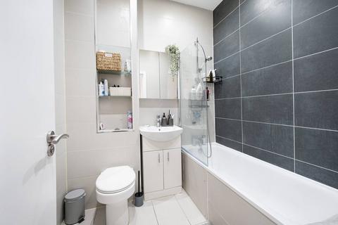 3 bedroom flat for sale, Doros House, Cambridge Heath Road, Whitechapel, London, E1