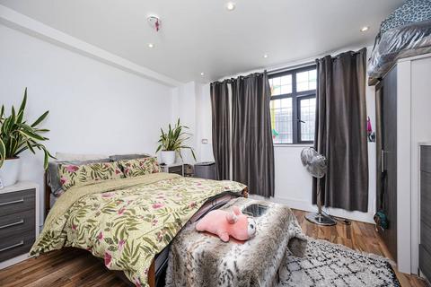 2 bedroom flat for sale, Doros House, Cambridge Heath Road, Whitechapel, London, E1