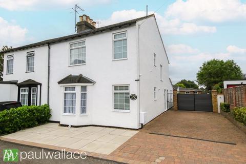 Everard Cottage, Broxbourne|Victorian Character, Three Double Bedrooms & South-Facing Garden